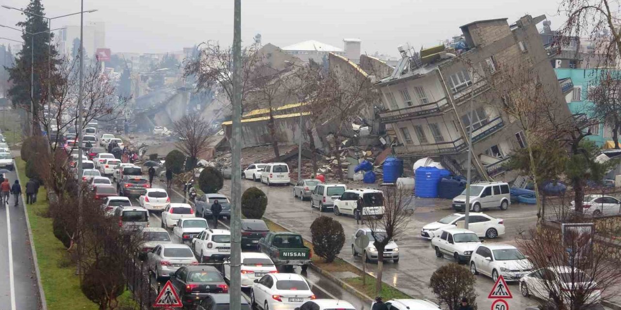 Artçı deprem binaları böyle salladı