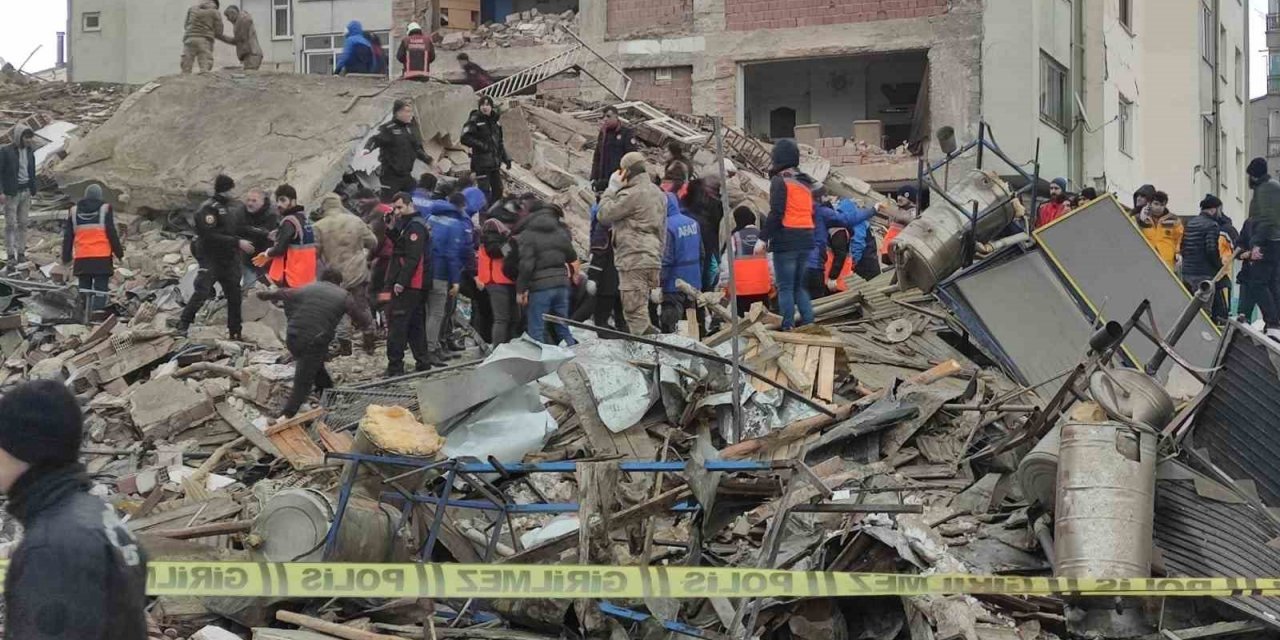 Elazığ’da ’Çöken bina altında 2 polis kaldı’ iddiası