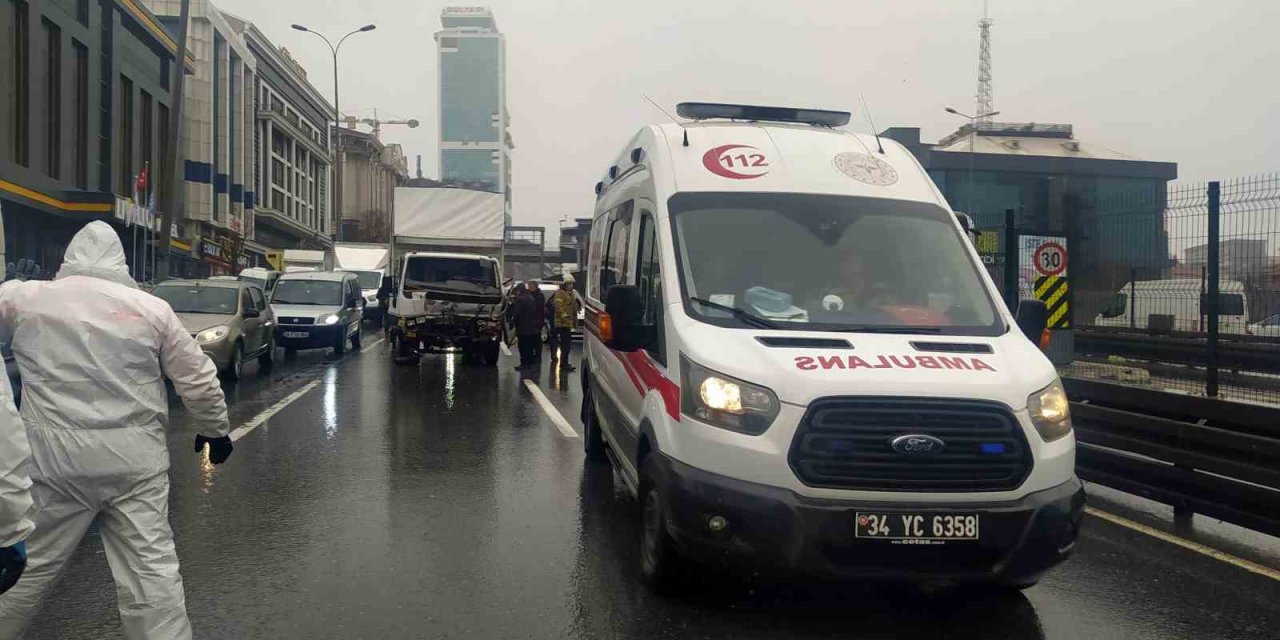 D-100 Karayolu Haramidere mevkiinde meydana gelen kazada 2 kişi yaralandı