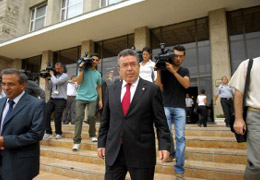 Özcan'dan başörtülü öğrenciye garanti