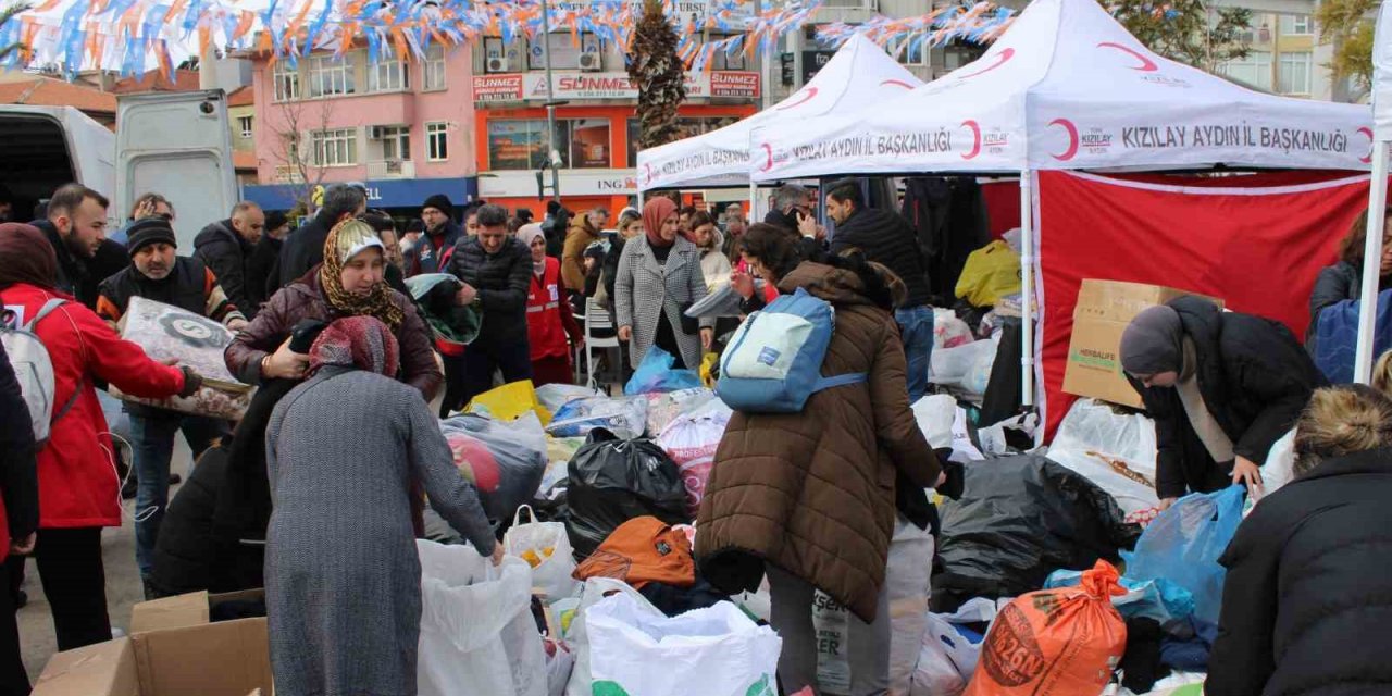 Binlerce kişi depremzedeler için meydana akın etti