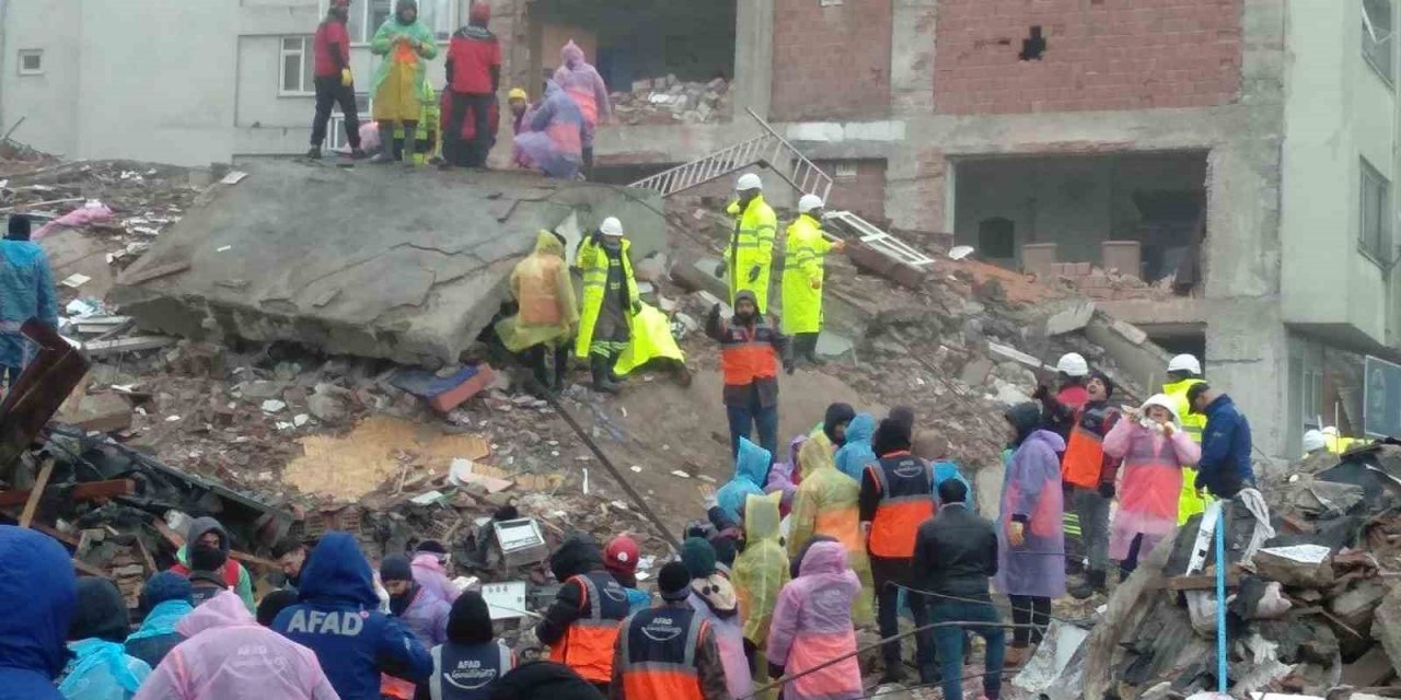 Elazığ Valisi Toraman, “2 vatandaşımızın enkaz altından çıkarılması için çalışmalar devam etmektedir”