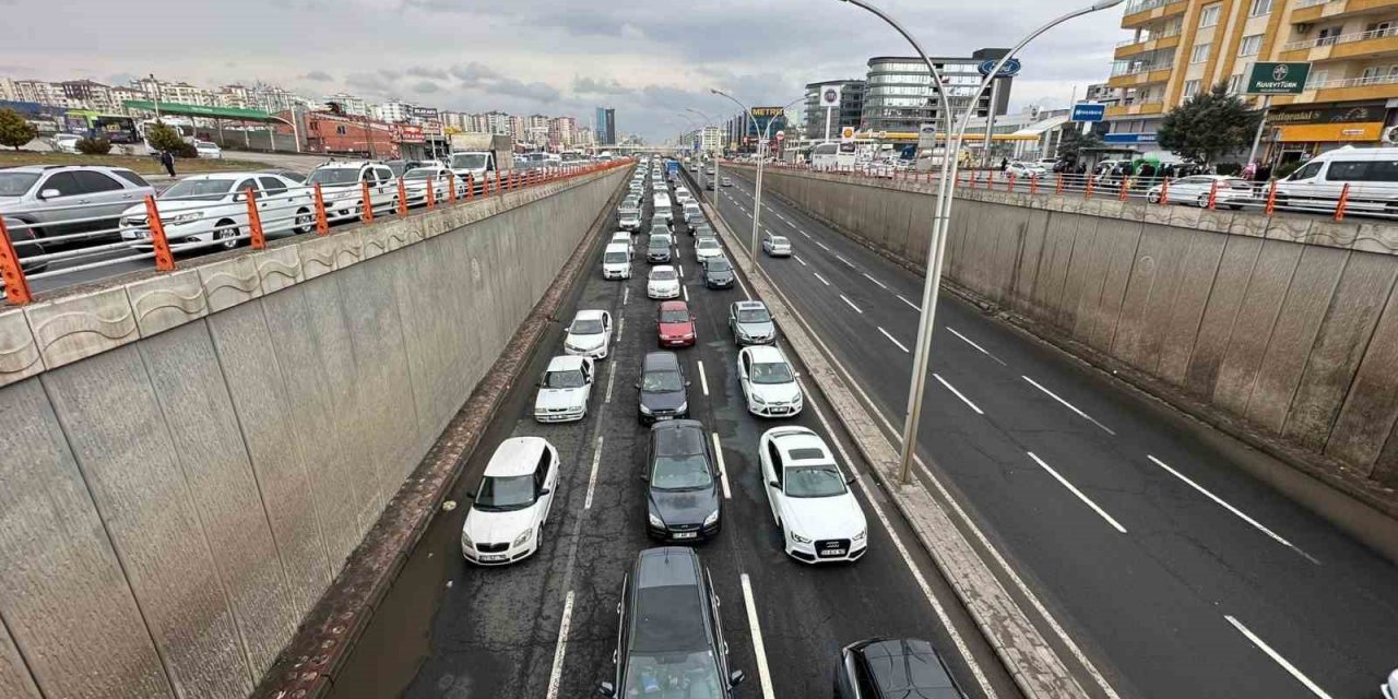 Diyarbakır’da vatandaşlar şehri terk ediyor