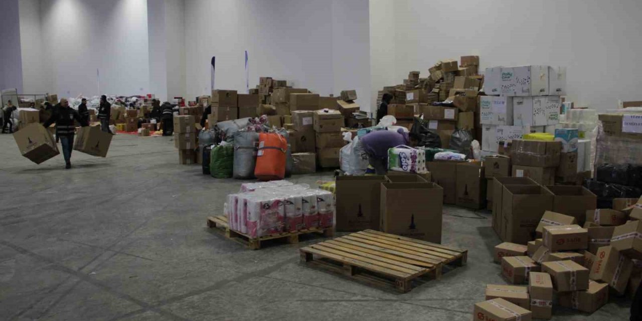 İzmirlilerden deprem bölgesine yardım seferberliği