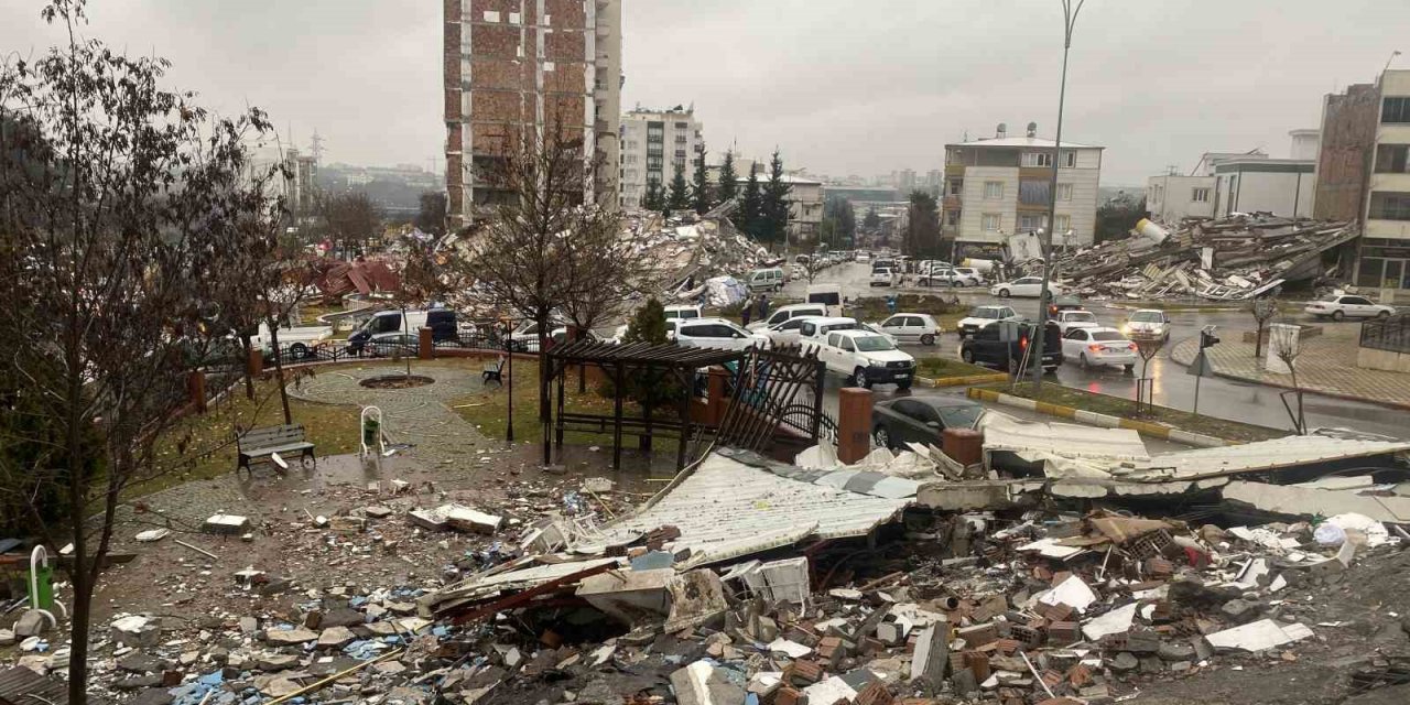 Adıyaman’da çok sayıda bina yıkıldı: Kurtarma çalışmaları sürüyor