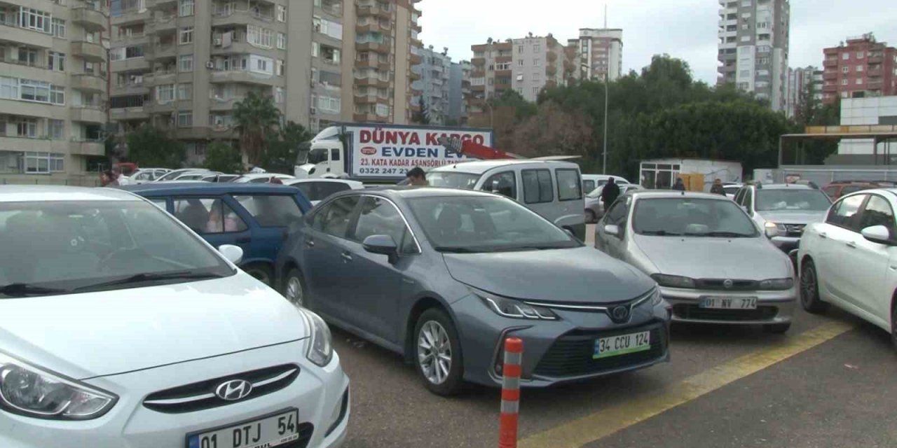 Binaları hasar gören vatandaşlar açık otoparklarda konaklıyor