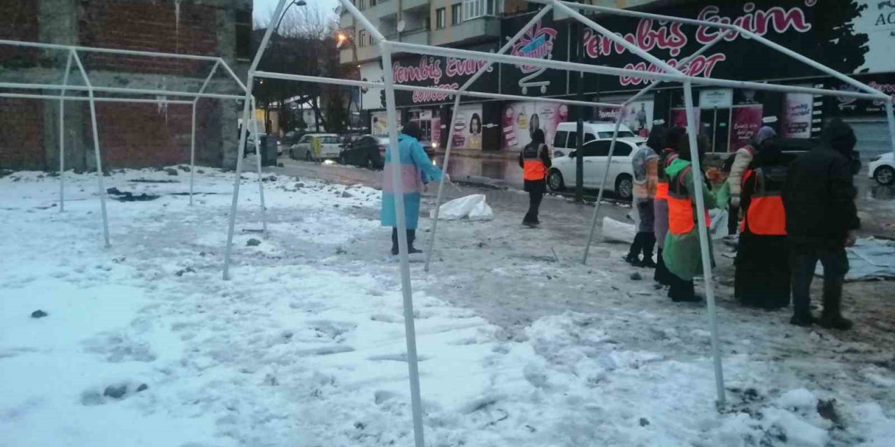 Elazığ’daki enkaz alanına çadırlar kuruluyor