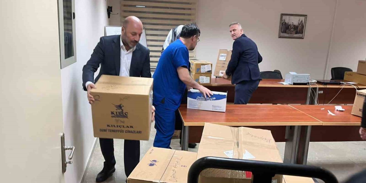 Deprem bölgesine tıbbi malzeme ve ambulans gönderildi