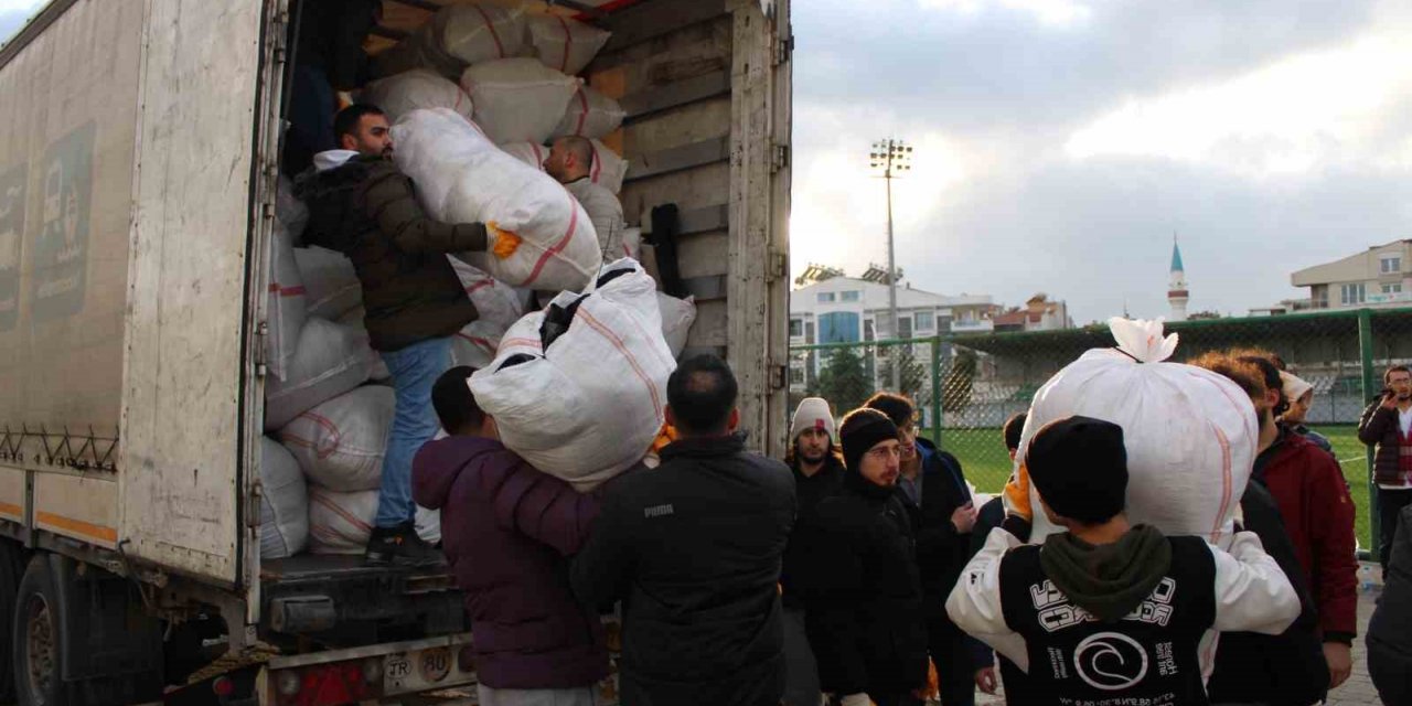 Aydın, depremzedeler için seferber oldu, yardım tırları yola çıktı