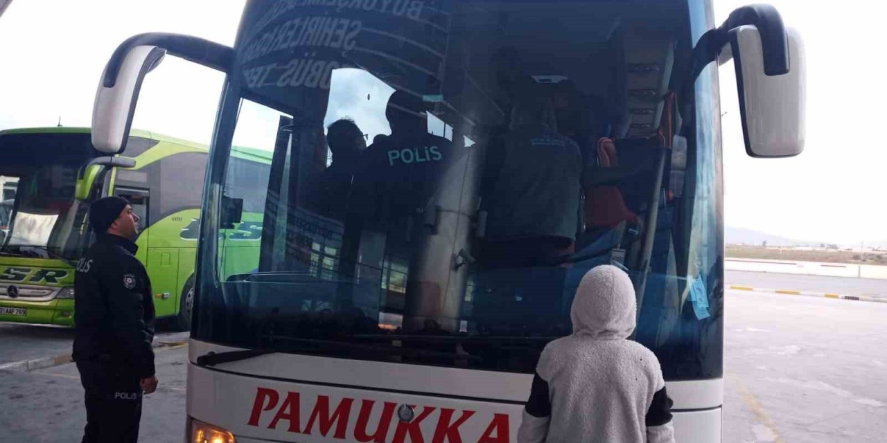 Ecel yaşlı adamı otobüste yakaladı