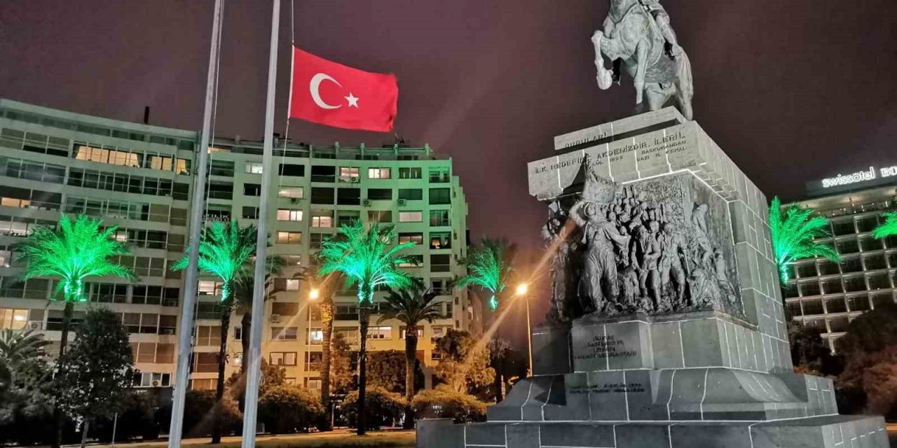 İzmir’de bayraklar yarıya indirildi