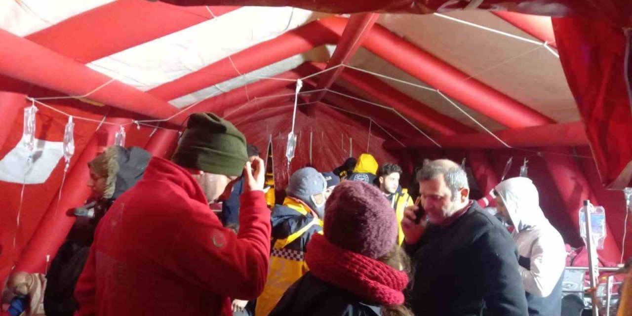 Bakan Koca: “Afetin yaşandığı şehirlerimizde yaralılara ve hasta depremzedelere ilk tıbbi müdahale, kurulan sahra çadırlarında yapılıyor”