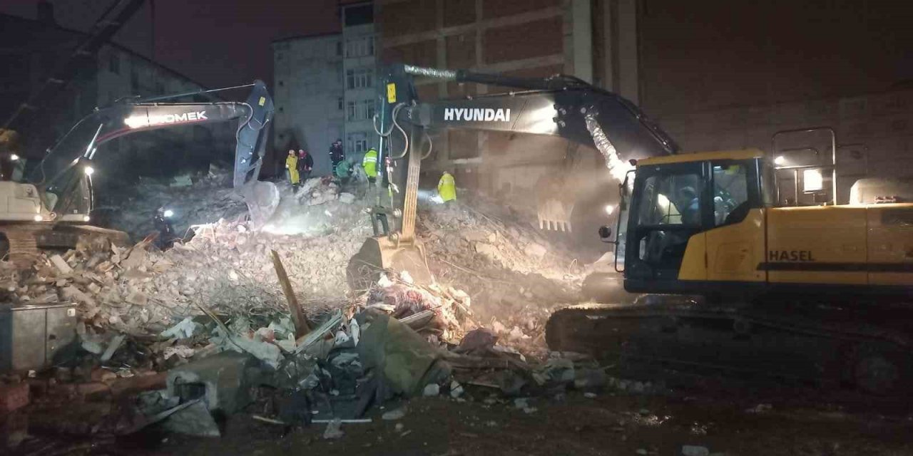 Elazığ’da çöken binada arama kurtarma çalışmalarına doğalgaz sızıntısı nedeniyle ara verildi