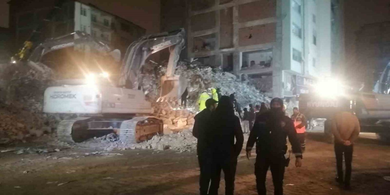 Elazığ’da depremde çöken binada polis memurunun cansız bedenine ulaşıldı