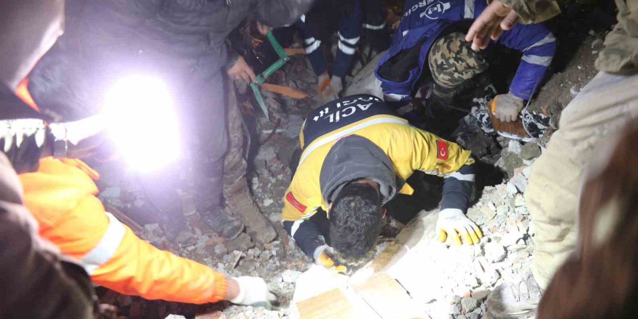 Depremin 24. saatinde enkazdan kurtulan "Deniz" umut oldu