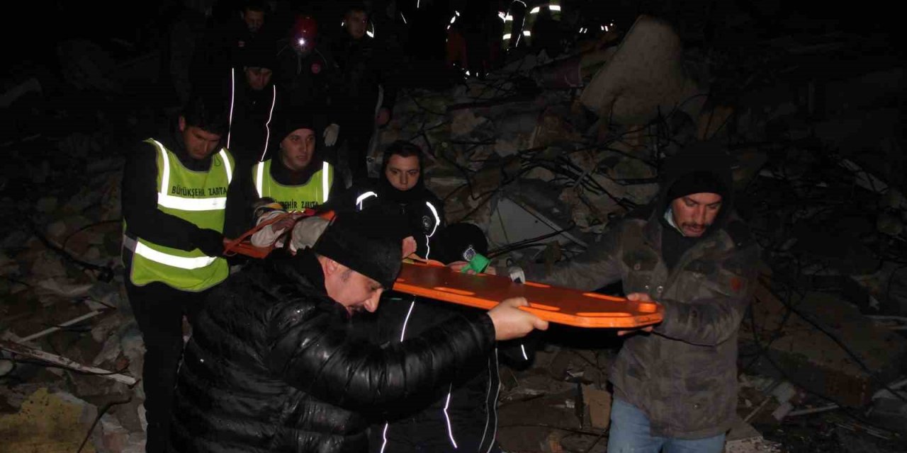 26 saat sonra gelen mutluluk: 2 küçük çocuk enkazdan sağ olarak kurtarıldı