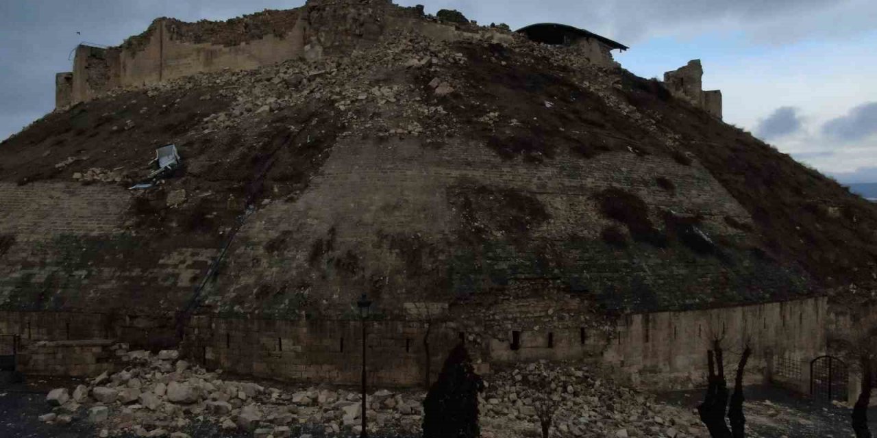 Asırlık Gaziantep kalesi yıkıldı