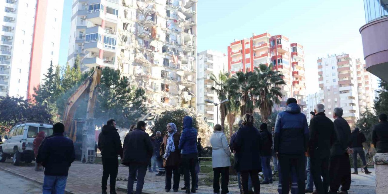 Yarısı yıkılan Mete Apartmanı drone ile görüntülendi