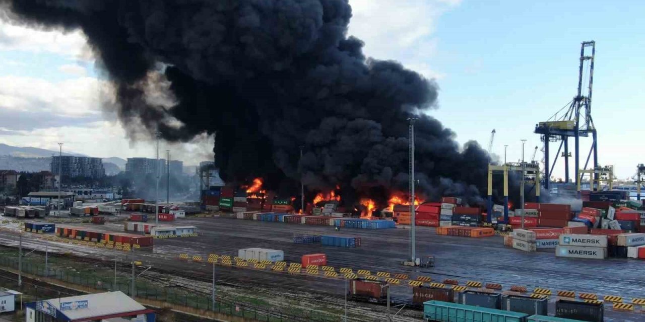 Depremden sonra limanda çıkan yangın devam ediyor