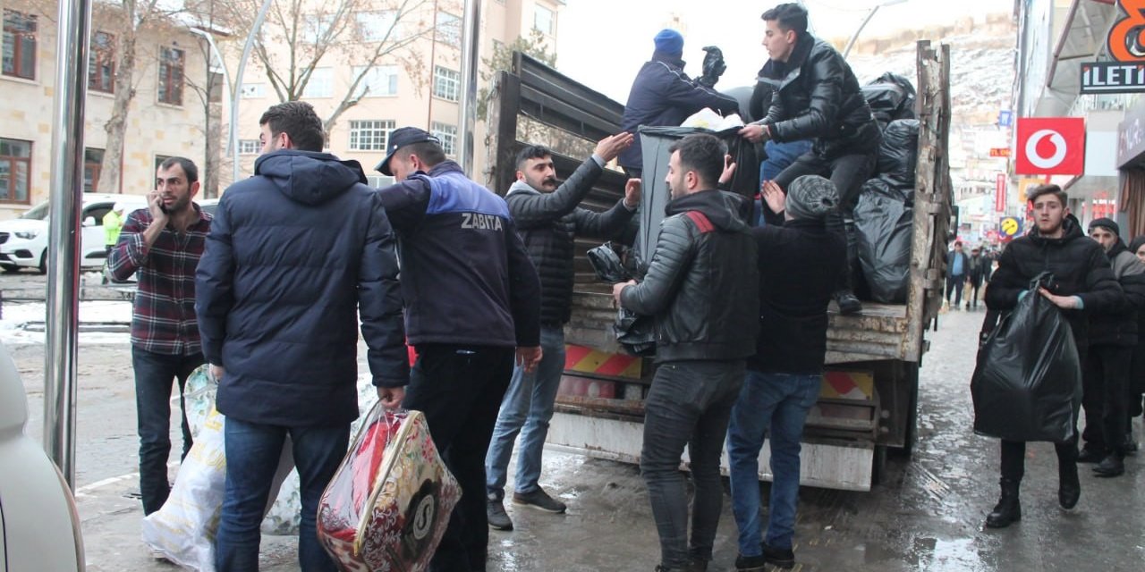 Bayburtlu vatandaşlar depremzedeler için seferber oldu, 10 tır yardım malzemesini kısa sürede toplandı
