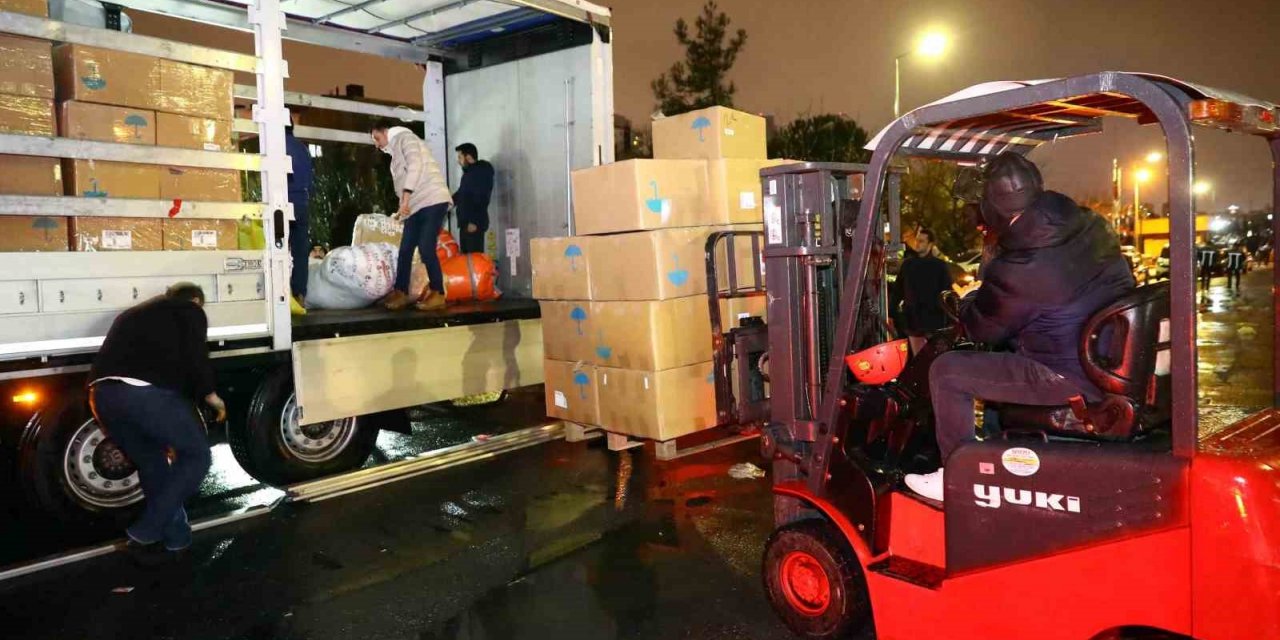 Bağcılar’da depremzedeler için yardım noktaları oluşturuldu