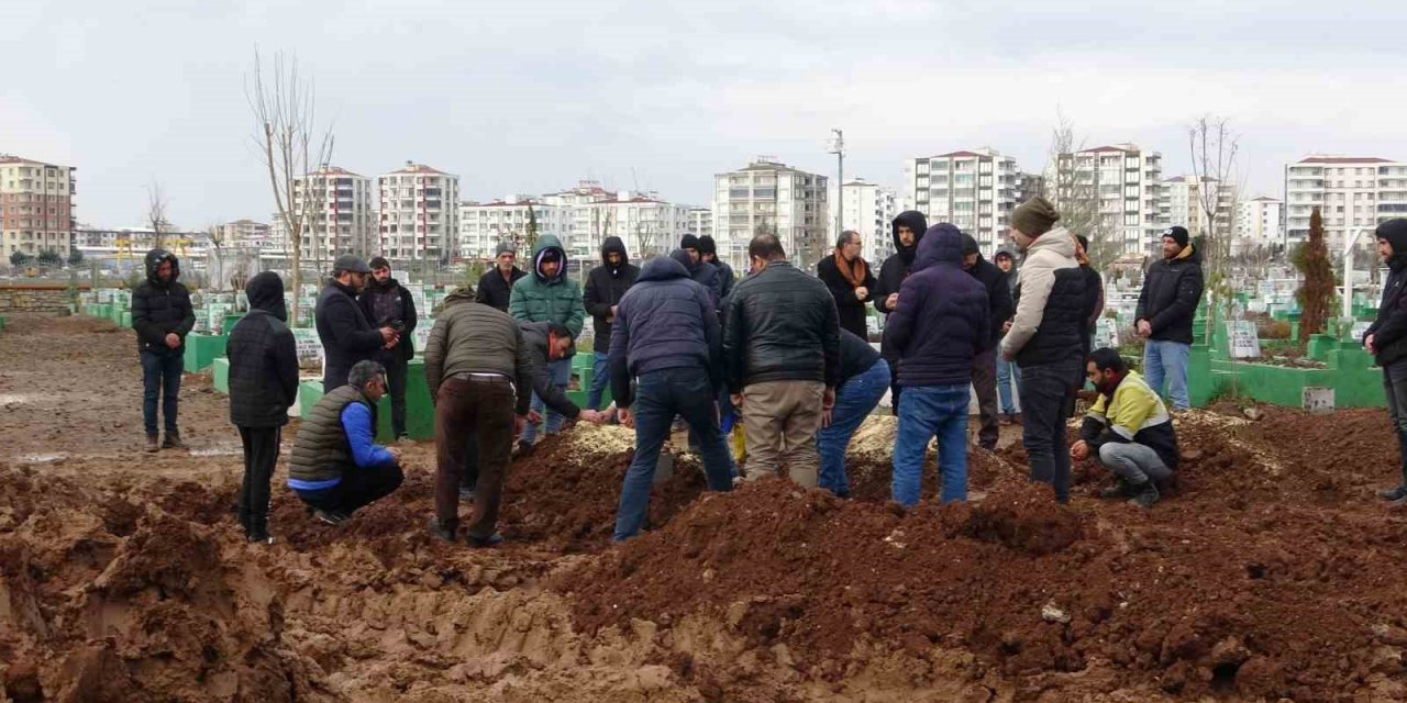 Depremde hayatını kaybeden vatandaşlar son yolculuğuna uğurlandı