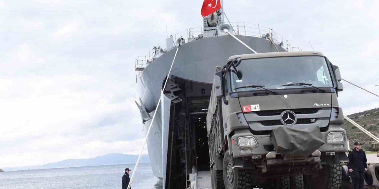 TCG Sancaktar ve TCG Bayraktar gemileri deprem bölgesine doğru yola çıktı