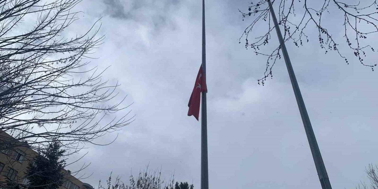 7 günlük milli yasın ardından Eskişehir’de bayraklar yarıya indi