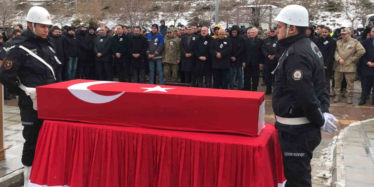 Enkaz altından çıkartılan şehit polisin cenazesi memleketine gönderildi