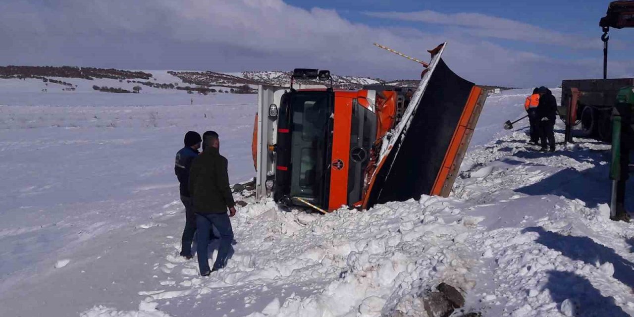 Kırıkkale’de kar küreme aracı devrildi, sürücü hafif yaralandı