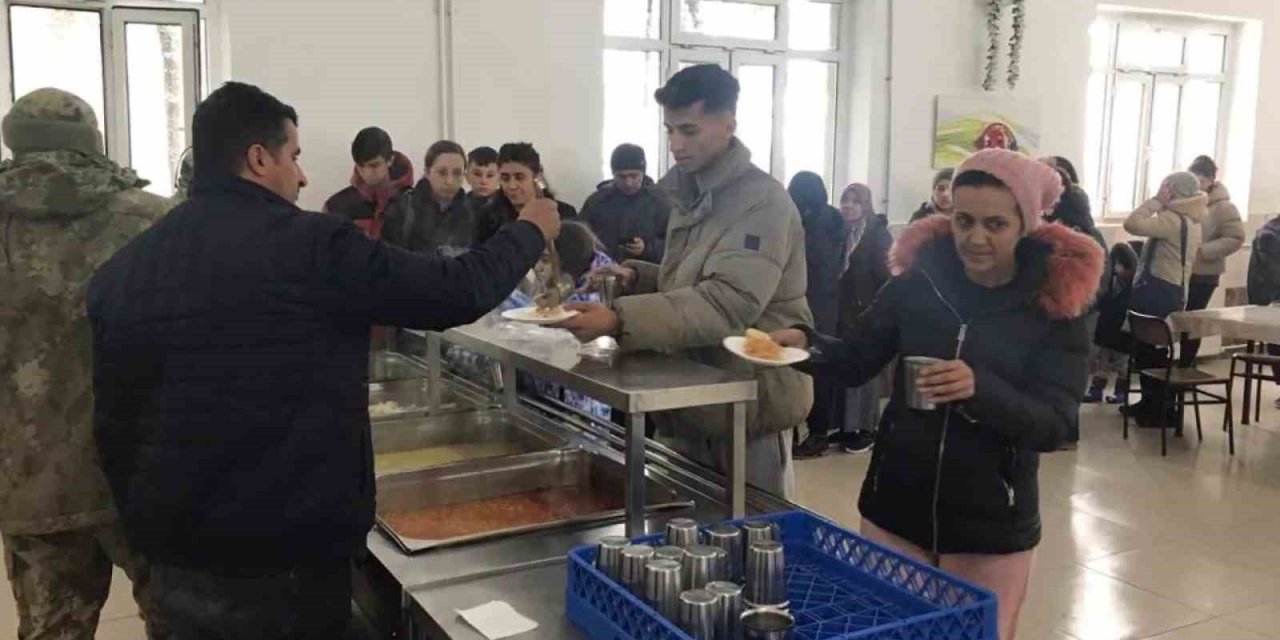 MSB: “Mehmetçiklerimiz, deprem noktalarında vatandaşlarımıza sıcak yemek ikram ederek destek sağlamaya çalışıyor”