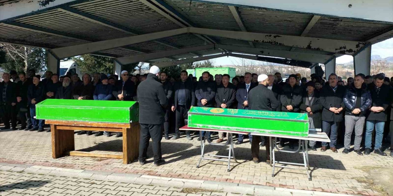 Depremde ölen yaşlı çift son yolculuğuna uğurlandı