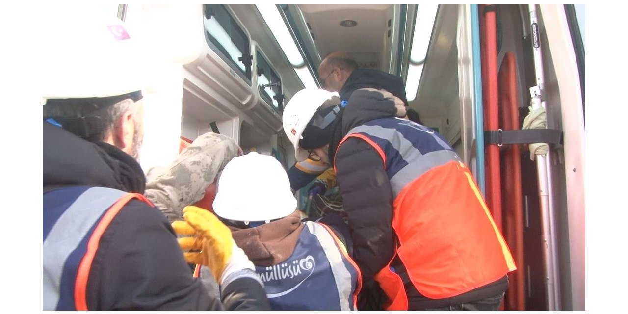 Hatay’da depremden 30 saat sonra enkazdan 1 kadın sağ çıkarıldı