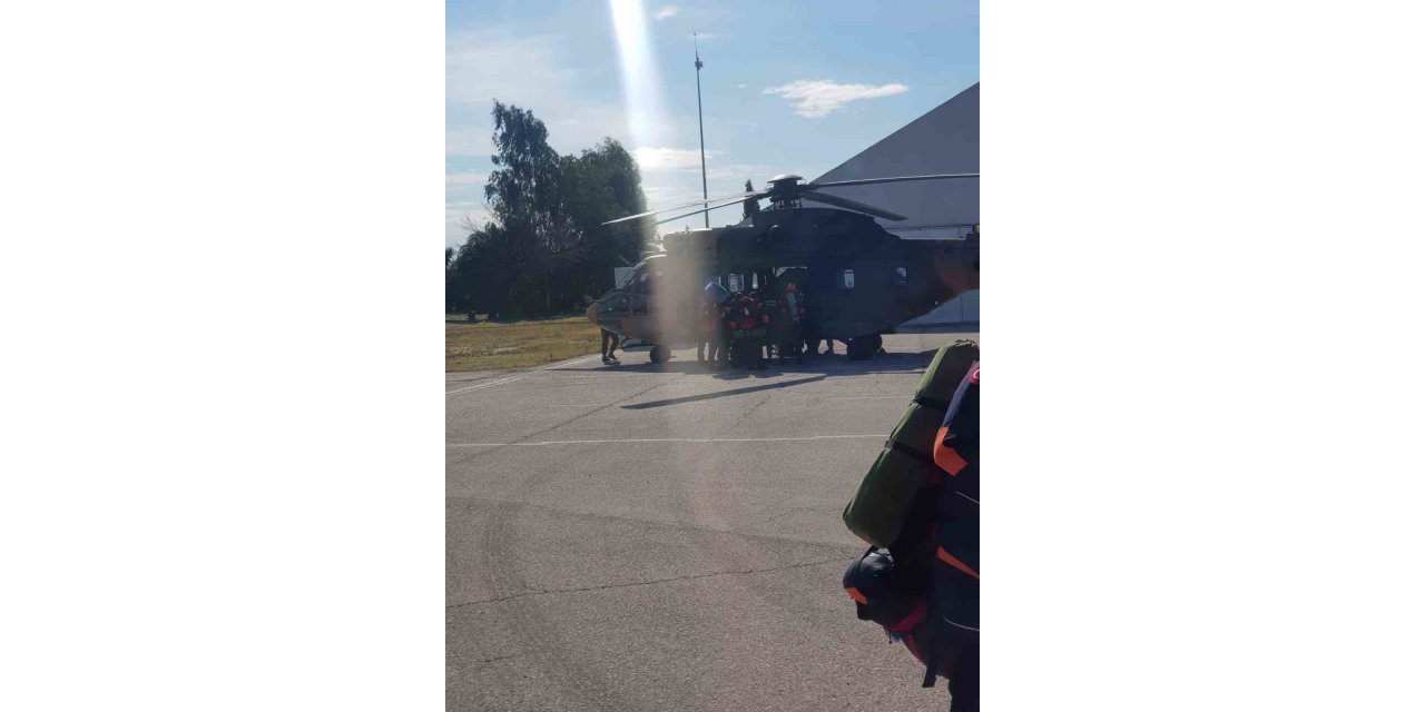 Kara Kuvvetlerine ait helikopterler deprem bölgesinde