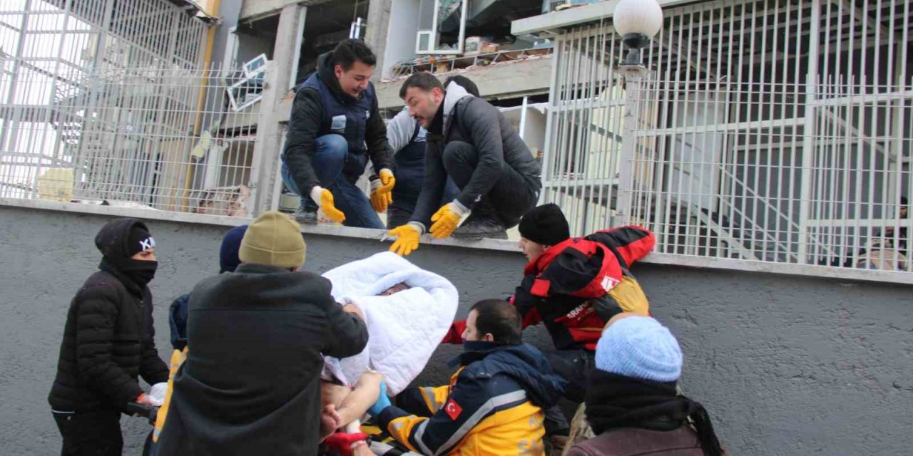 Hasar gören hastanede mahsur kalan hastalar, İHA muhabirlerince kurtarıldı