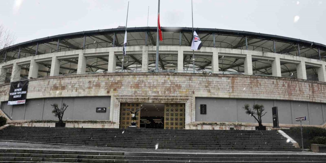 Fenerbahçe ve Beşiktaş, stat ve tesislerinin bayraklarını yarıya indirdi
