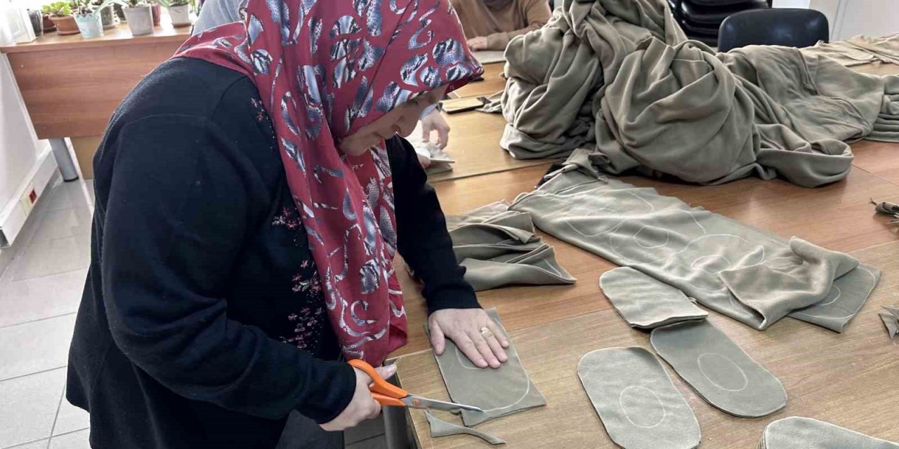 Ümraniye’de 25 kadın depremzedeler için bir arada: Eldiven, atkı ve bere dikiyorlar