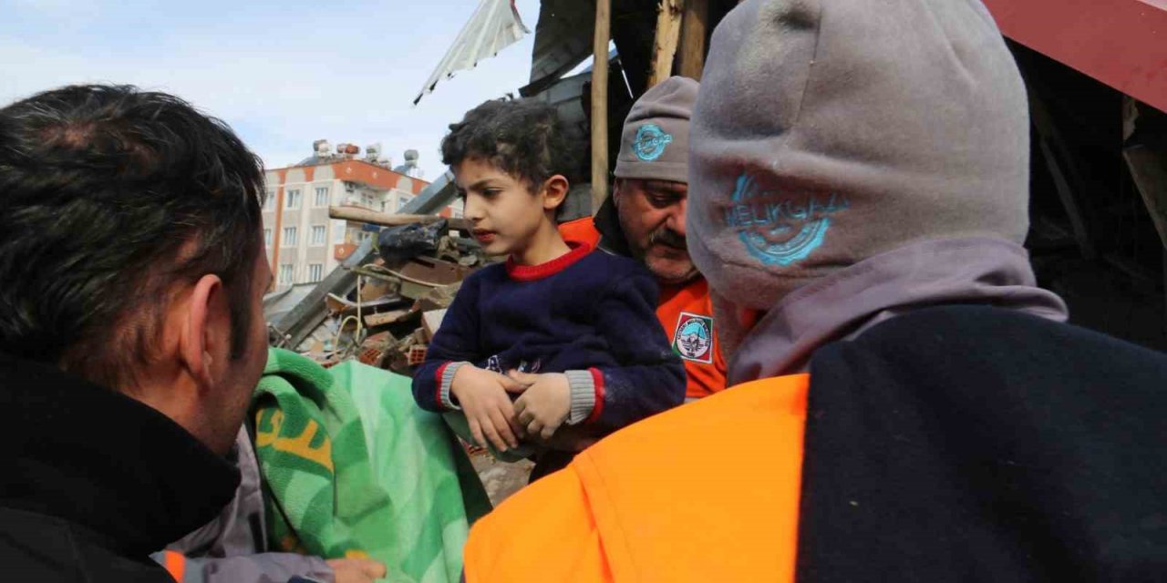 Kahramanmaraş’ta 32 saat sonra gelen mutluluk: Kardeşinin ardından o da kurtarıldı