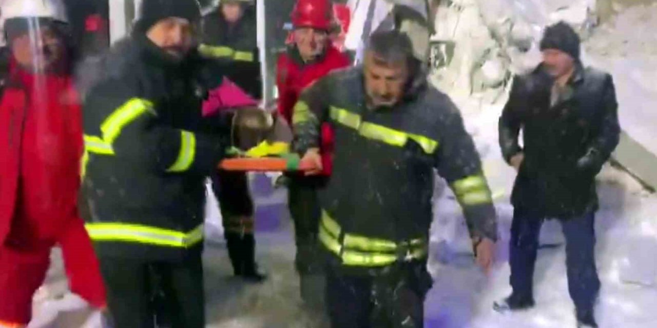 Samsun itfaiyesi Elbistan’da 5 kişiyi enkazdan kurtardı