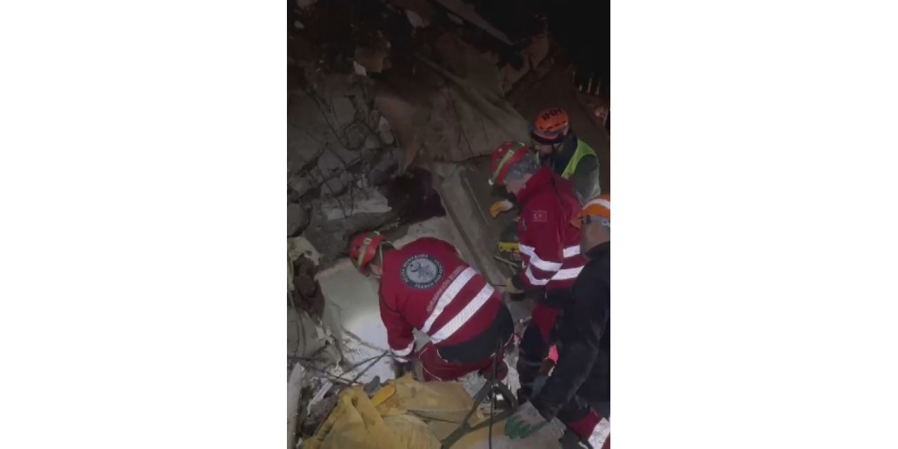 Kahramankazan Belediyesi, deprem bölgesinde enkaz çalışmalarına yardım ediyor