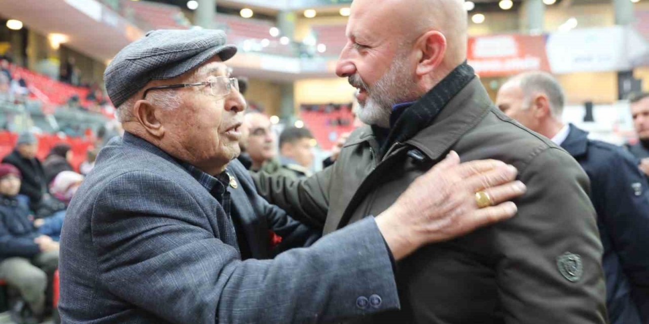 Başkan Çolakbayrakdar, geceyi tesislerde geçiren vatandaşları ziyaret etti