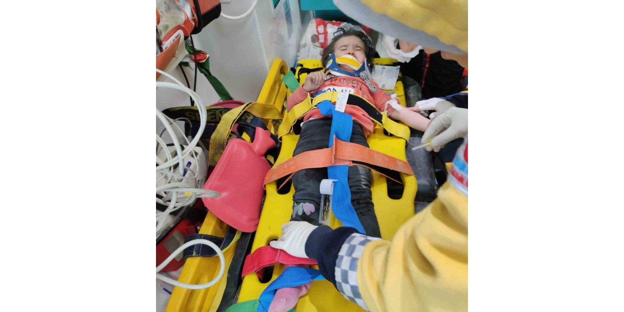 2 yaşındaki çocuk ile annesi 26 saat sonra sağ çıkarıldı