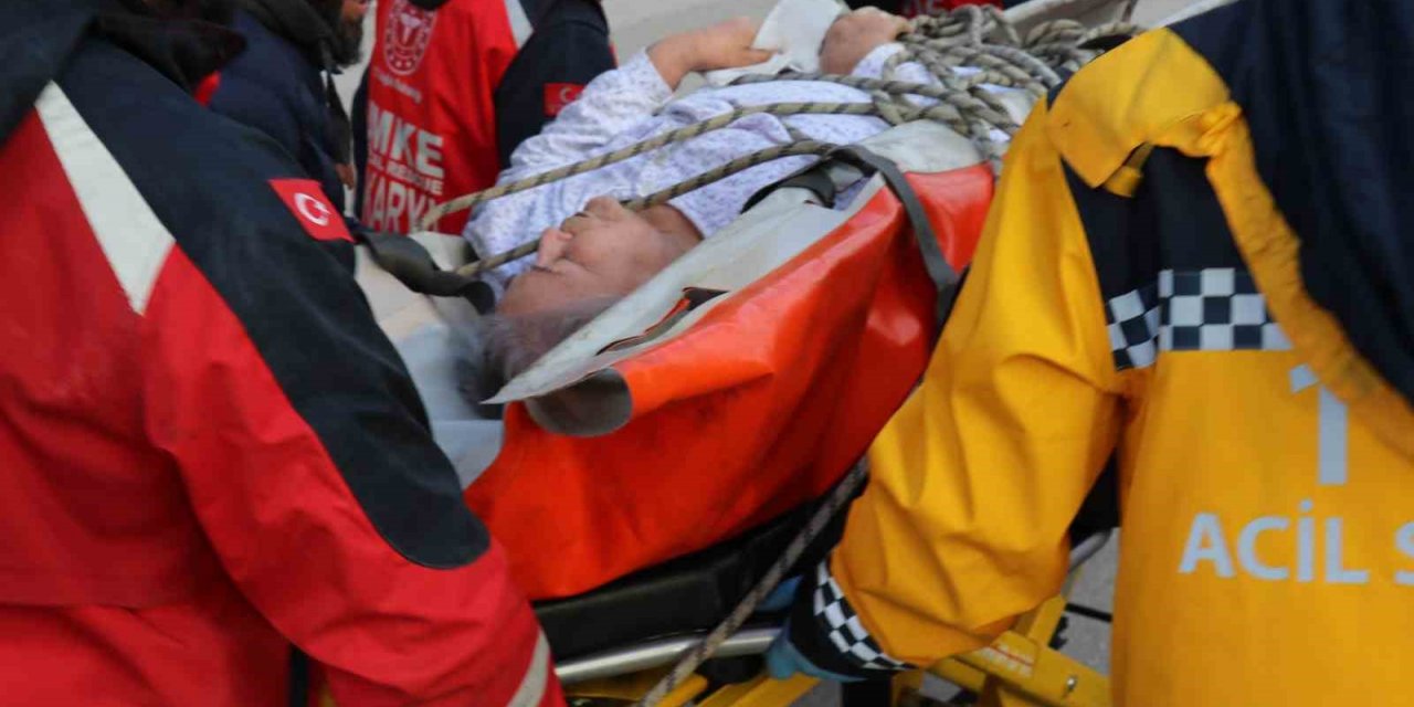 Ağır hasarlı binada mahsur kalan obezite hastası kurtarıldı