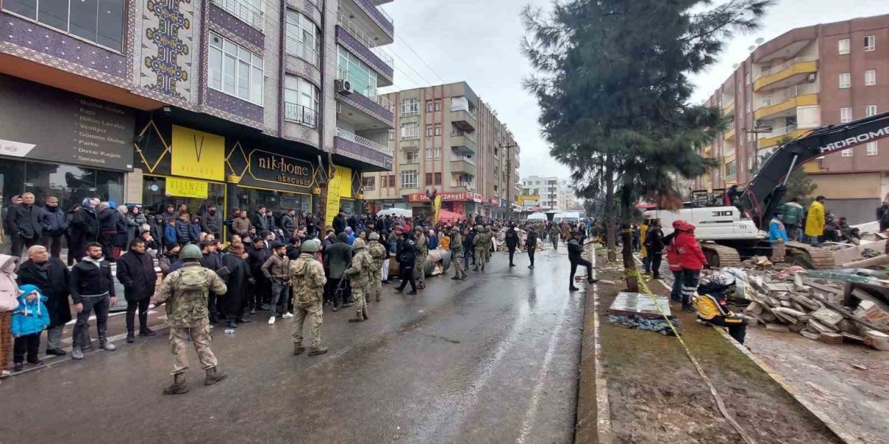 Mehmetçik deprem bölgesinde asayişi sağlama görevi de gerçekleştiriyor