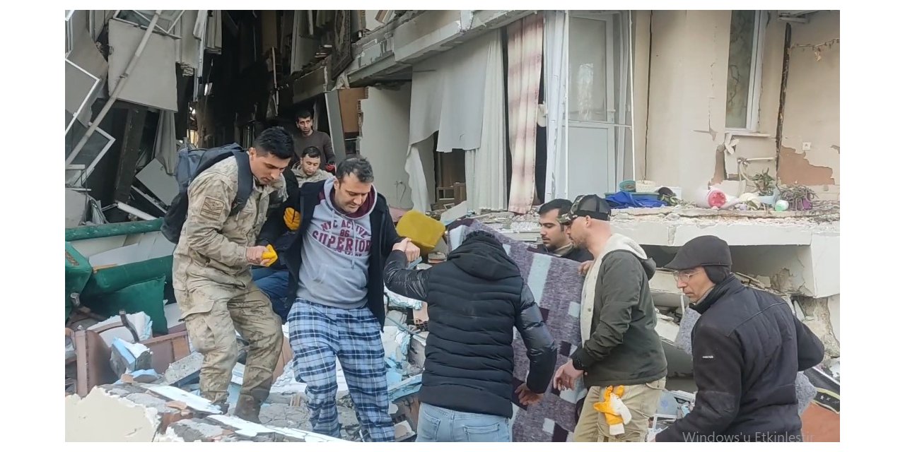 Antakya’da 3 kişi enkazdan sağ çıkarıldı