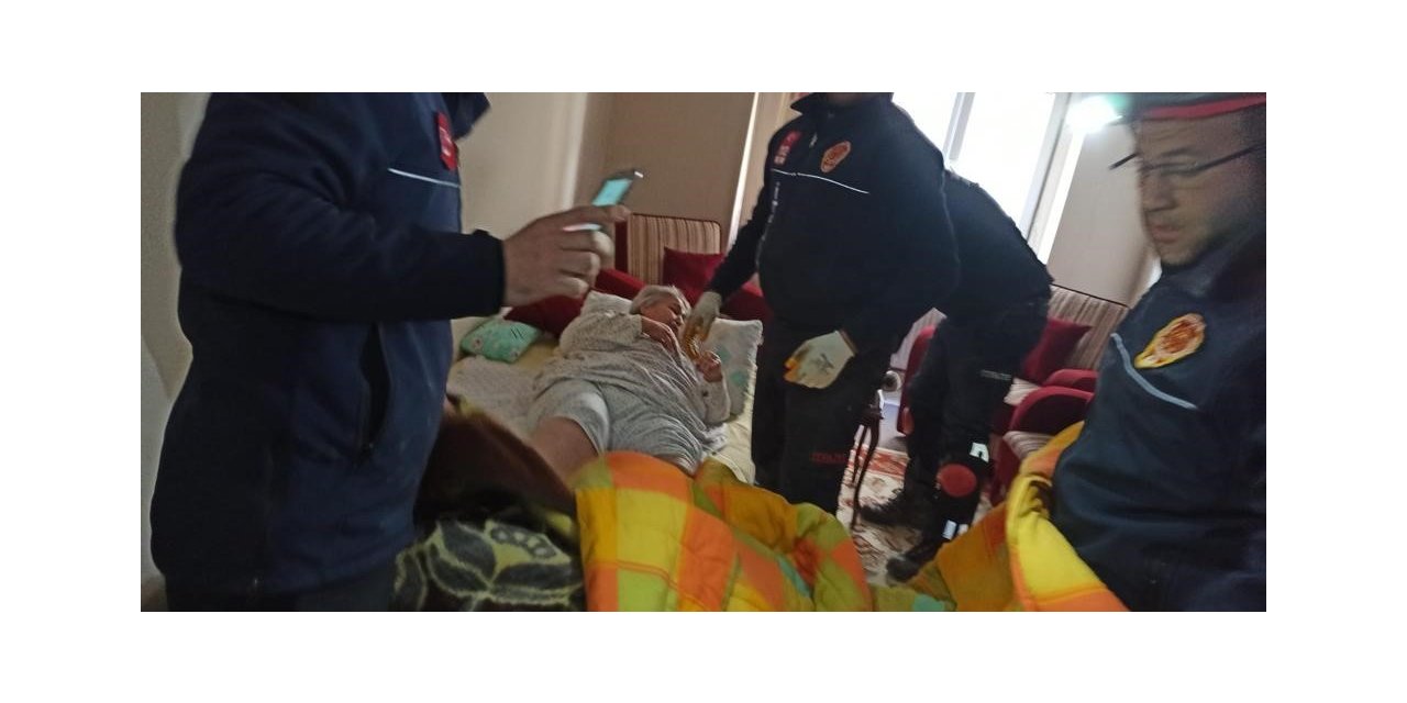 Hasarlı binada mahsur kalan yaşlı kadın kurtarıldı