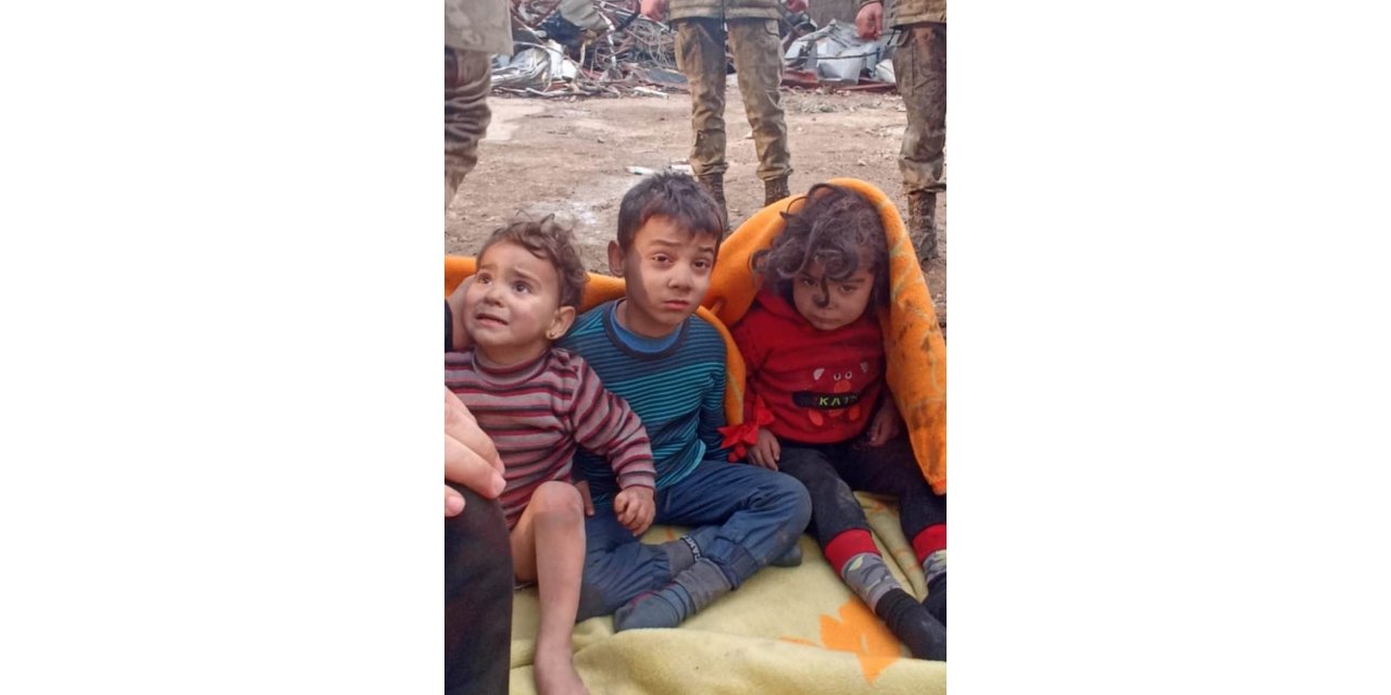 Suriyeli 3 kardeş enkaz altından askerler tarafından sağ çıkarıldı