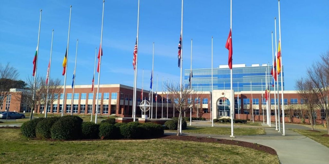 NATO Karargahlarında bayraklar yarıya indirildi