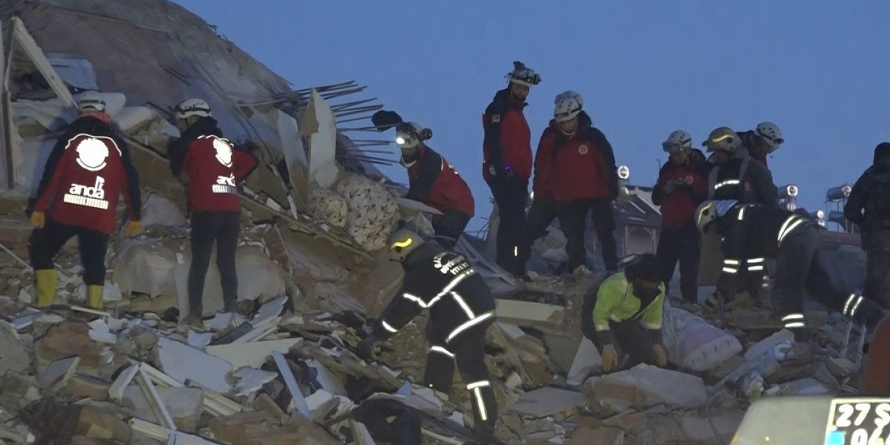 Emre Apartmanı’nda arama kurtarma çalışmaları 38. saatinde