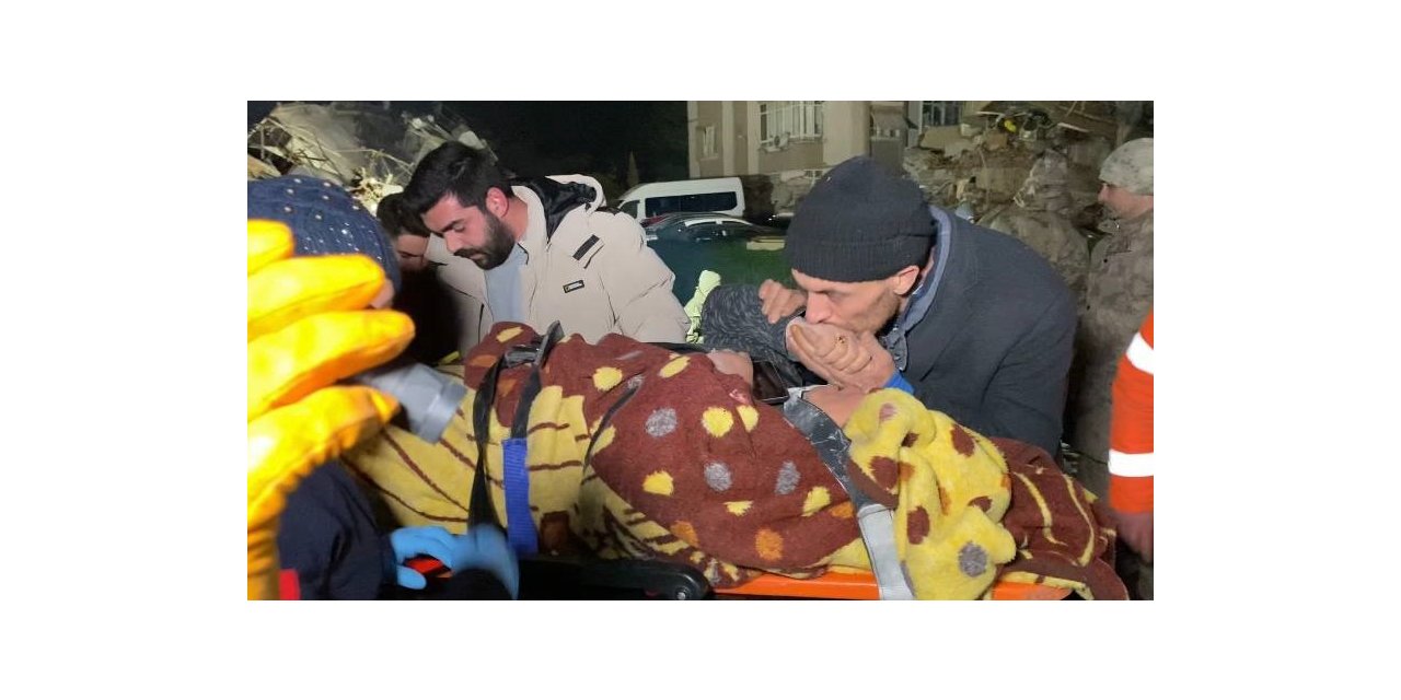 Hatay’da 42 saat sonra enkazdan kurtarılan Fatma teyze: "Hepinizi çok seviyorum"